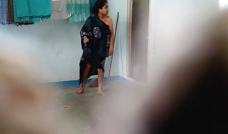 مادر دختر خود سکس خارجی خانگی را با ناپدری خود در رختخواب یافت و گریه کردن در مقابل آنها شروع به پوشیدن کرد