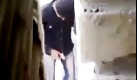 هنگامی که پسرش به جای شوهر وارد اتاقش شد ، زن ترسیده بلافاصله خودش سکس عربی خارجی را پوشاند