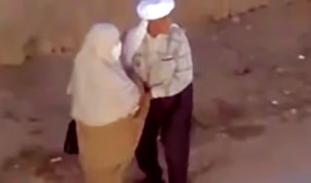 او یک پوره بی خانمان نوشید و ابتدا به یکی از اعضا دهان در سکس پلیس خارجی خیابان داد و سپس در خانه در سوراخی گیر کرد