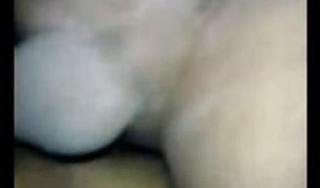 او یک دختر را در یک کمربند جنگلی با یک درخت در سکس گروهی خارجی الاغ مسطح لغزید و از طریق تلفن فیلمبرداری کرد
