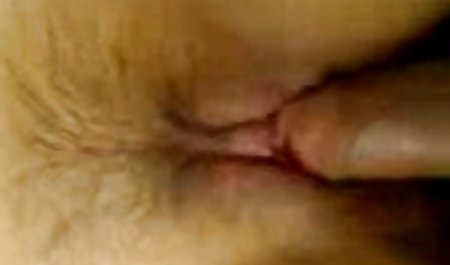 باتک روی نیمکت خوابیده است و دخترش در حال لمس کردن خروس خود است که با او بازی می کند و سعی می کند یاد بگیرد فیلم سکسی سایت خارجی که خودشان را مکیدن کنند