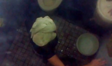 او ادرس سایتهای سکسی خارجی نقطه خود را با یک خروس شیشه ای می کشد تا انگشتان دست روی پاهایش کج شوند