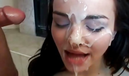جریانی از گربه سکسس خارجی او جاری است ، پس از رابطه جنسی گرم ، مادام روی مدفوع نشست و روی خانه معشوق خود ادرار کرد