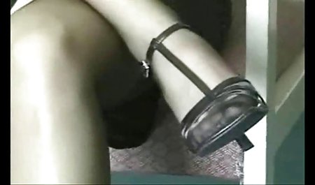 یک حوله از یک زن می افتد و در مقابل یک سکس خارجی مادر لوله کش لخت می ماند