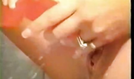 بلوند یک عضو سکس خارجی xxx را با یک تکی سالم بین باسن وارد کرد و نشست