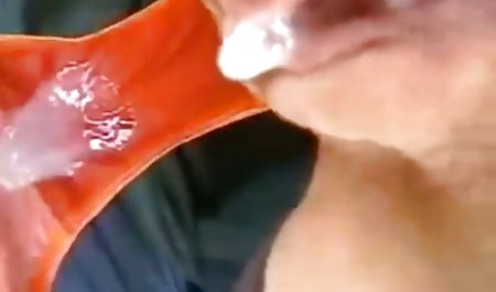 دوست خم خمیده با فشار دادن غنیمت به او در حالی که او فیلم سکسی خارجی حیوانی دوست پسر خود را مکید